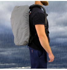 sac de randonnée sous la pluie