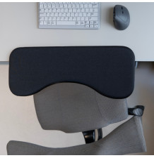 Repose bras Under Arm Support installé sur un bureau ergonomique