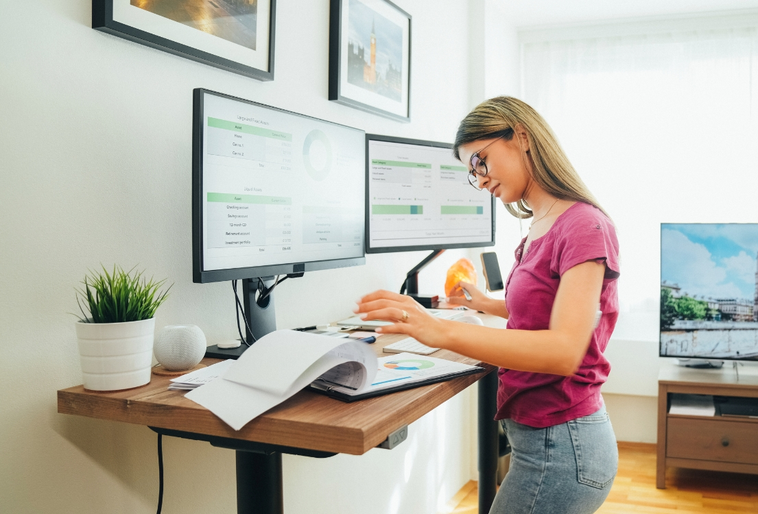 Bureau assis-debout : pourquoi adopter ce mobilier ergonomique pour votre santé et productivité ?